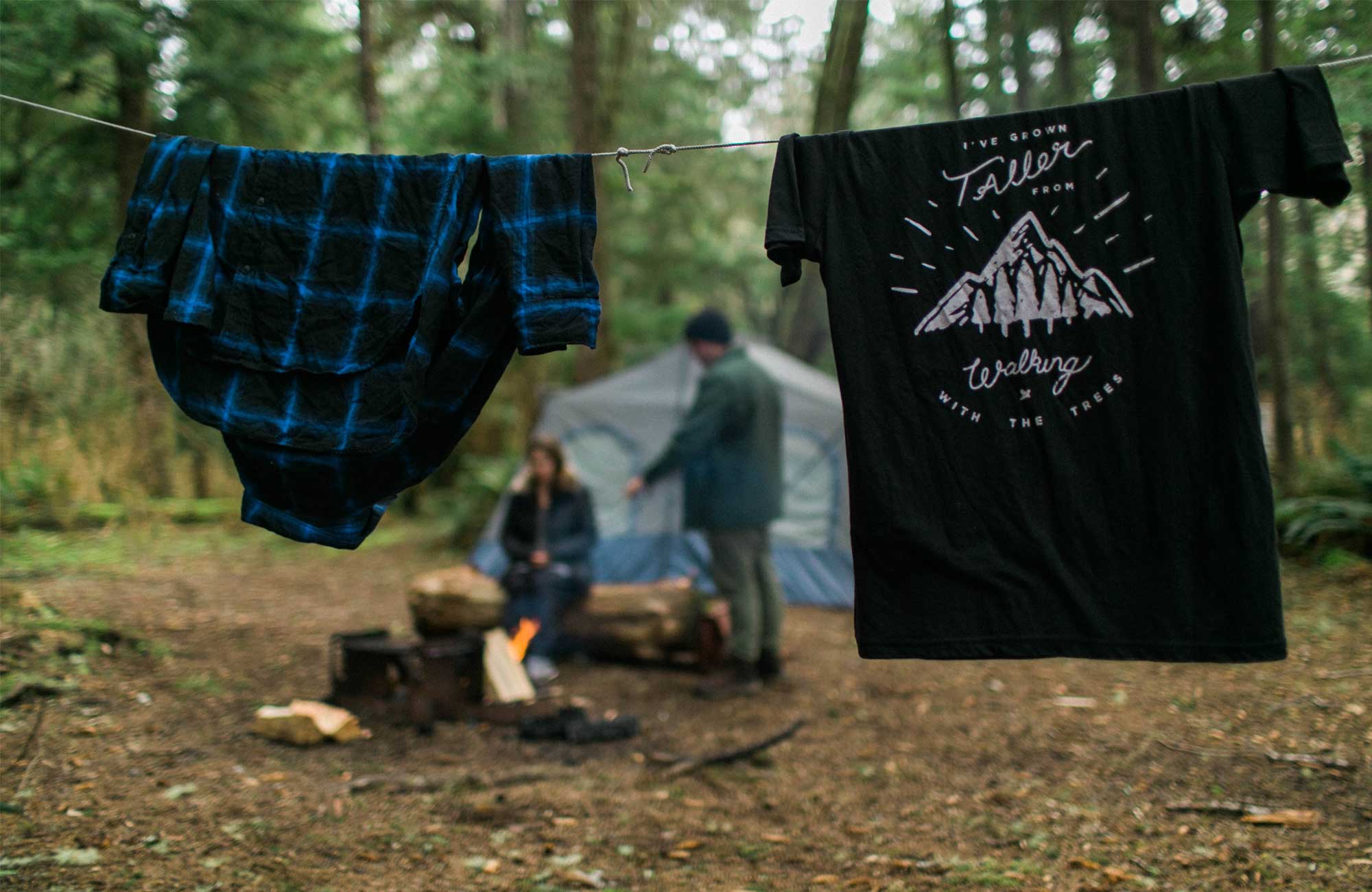 kläder hänger på en campingplats