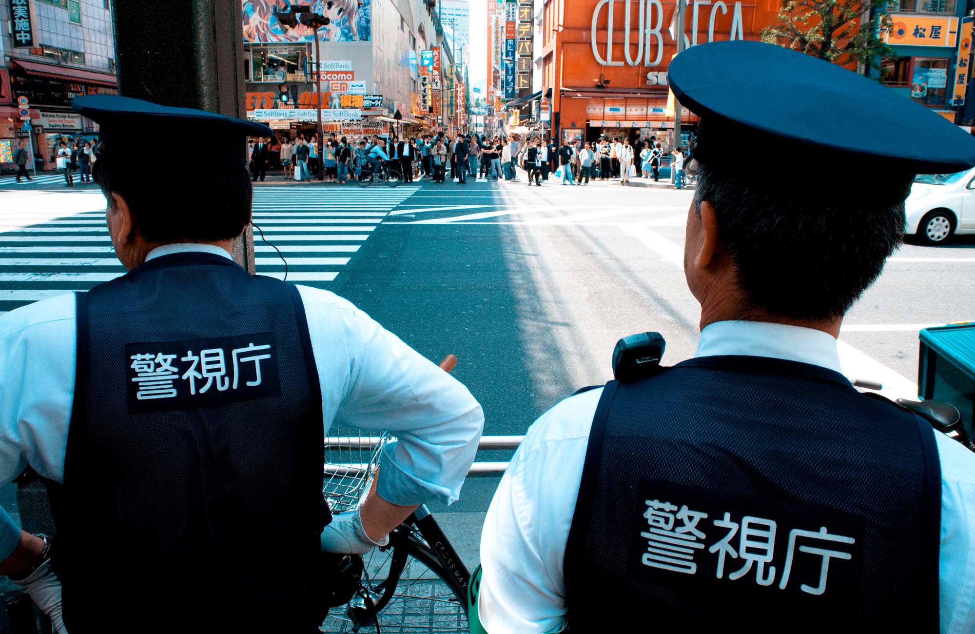 Två poliser på gatorna i Tokyo i Japan.