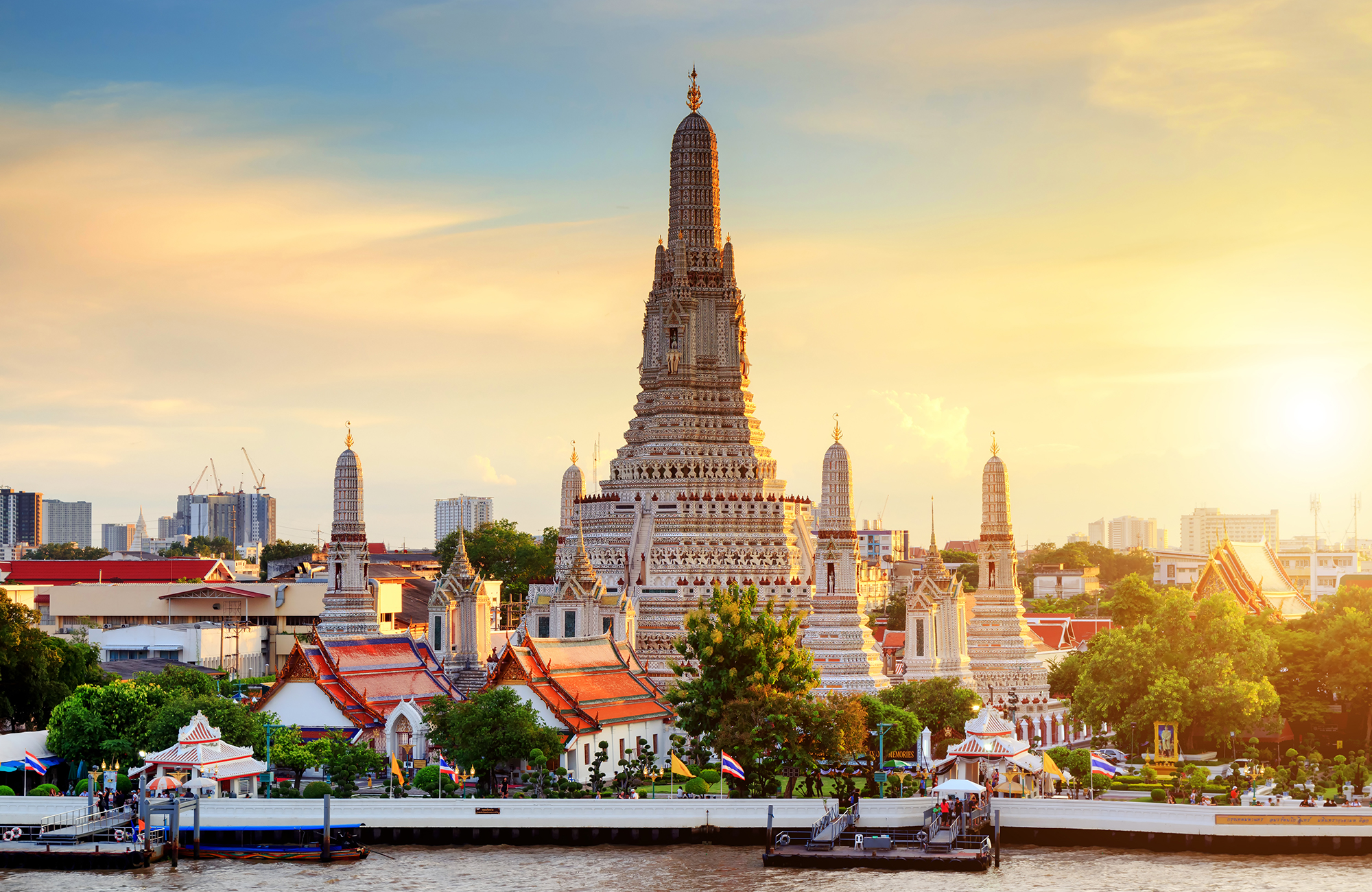 Wat Arun Tempel tijdens zonsondergang in Bangkok in Thailand
