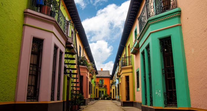 Colombias huvudstad Bogota med färgglada hus