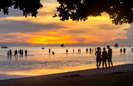 Strand i solnedgången i Filippinerna.