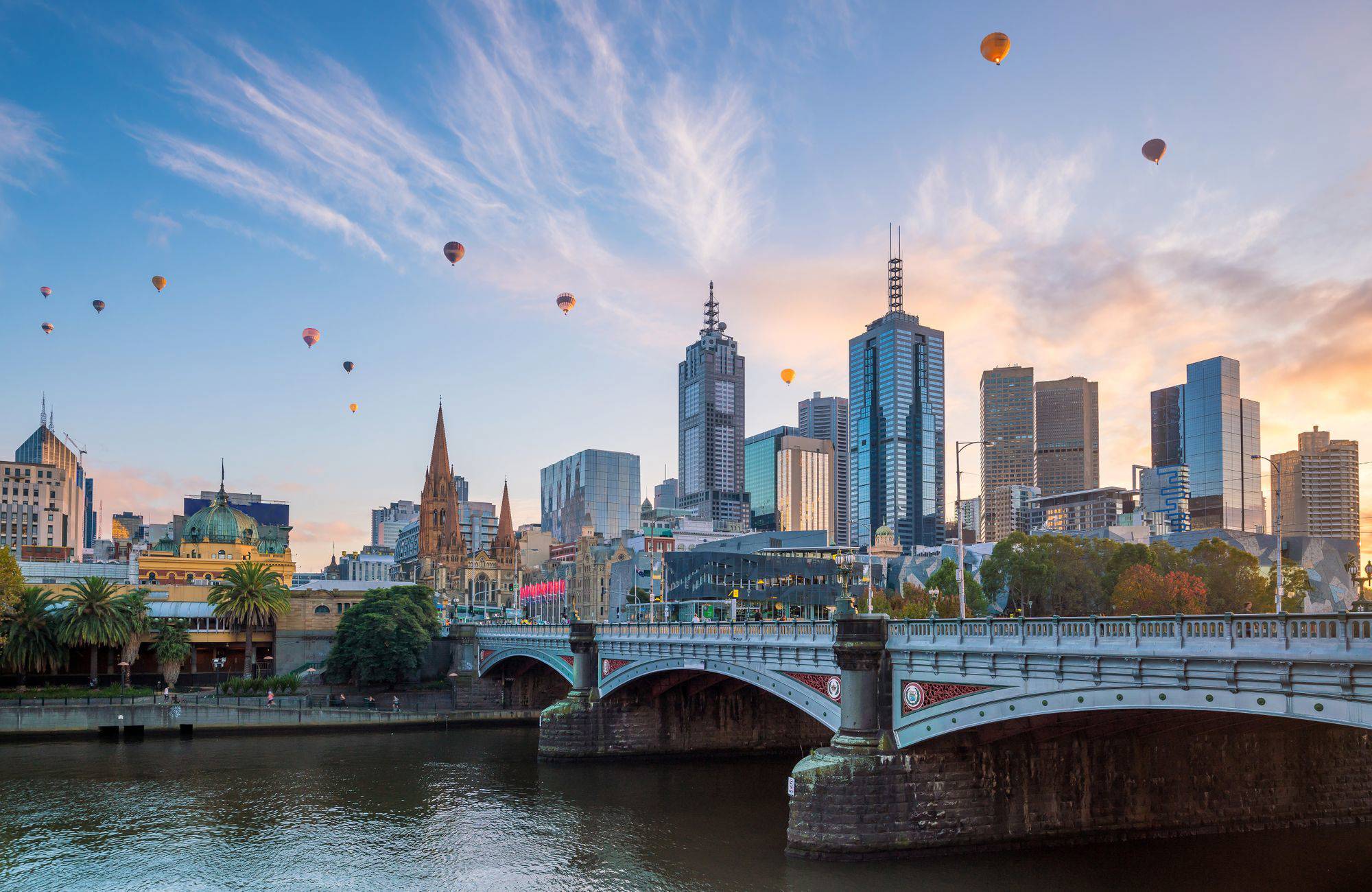 Åk luftballong över Melbournes skyline under dina studier