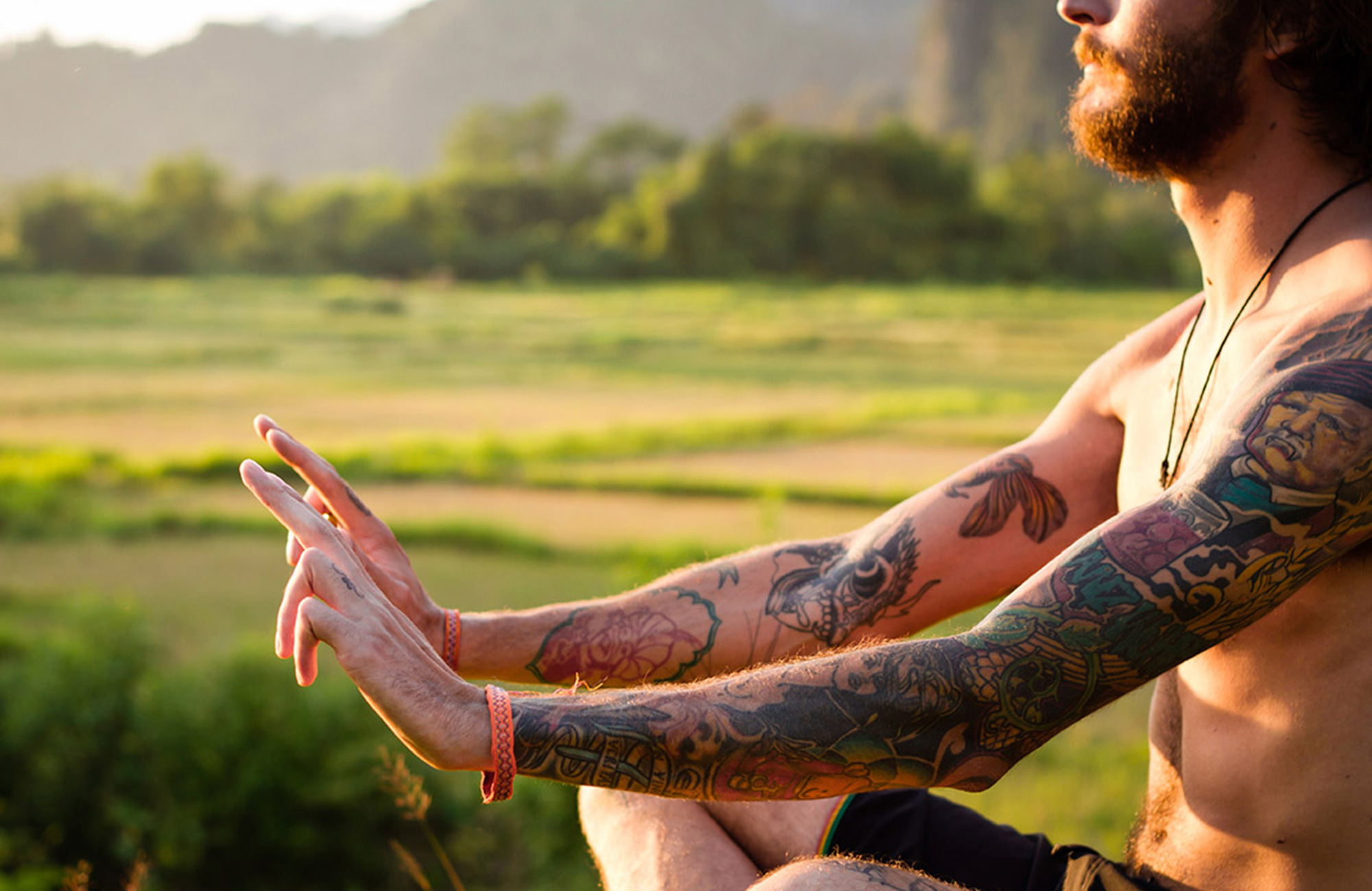 man med tatueringar på yogaresa till thailand