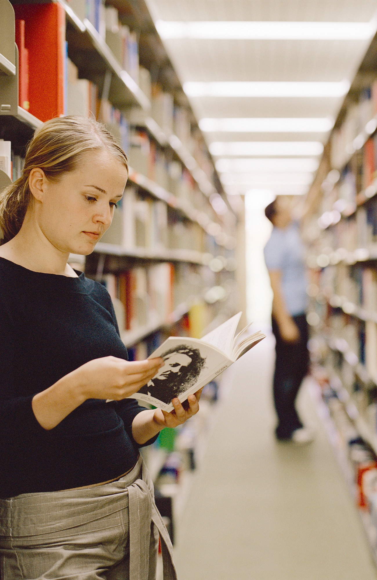 En kvinna i ett bibliotek vid La Trobe University i Melbourne, Australien