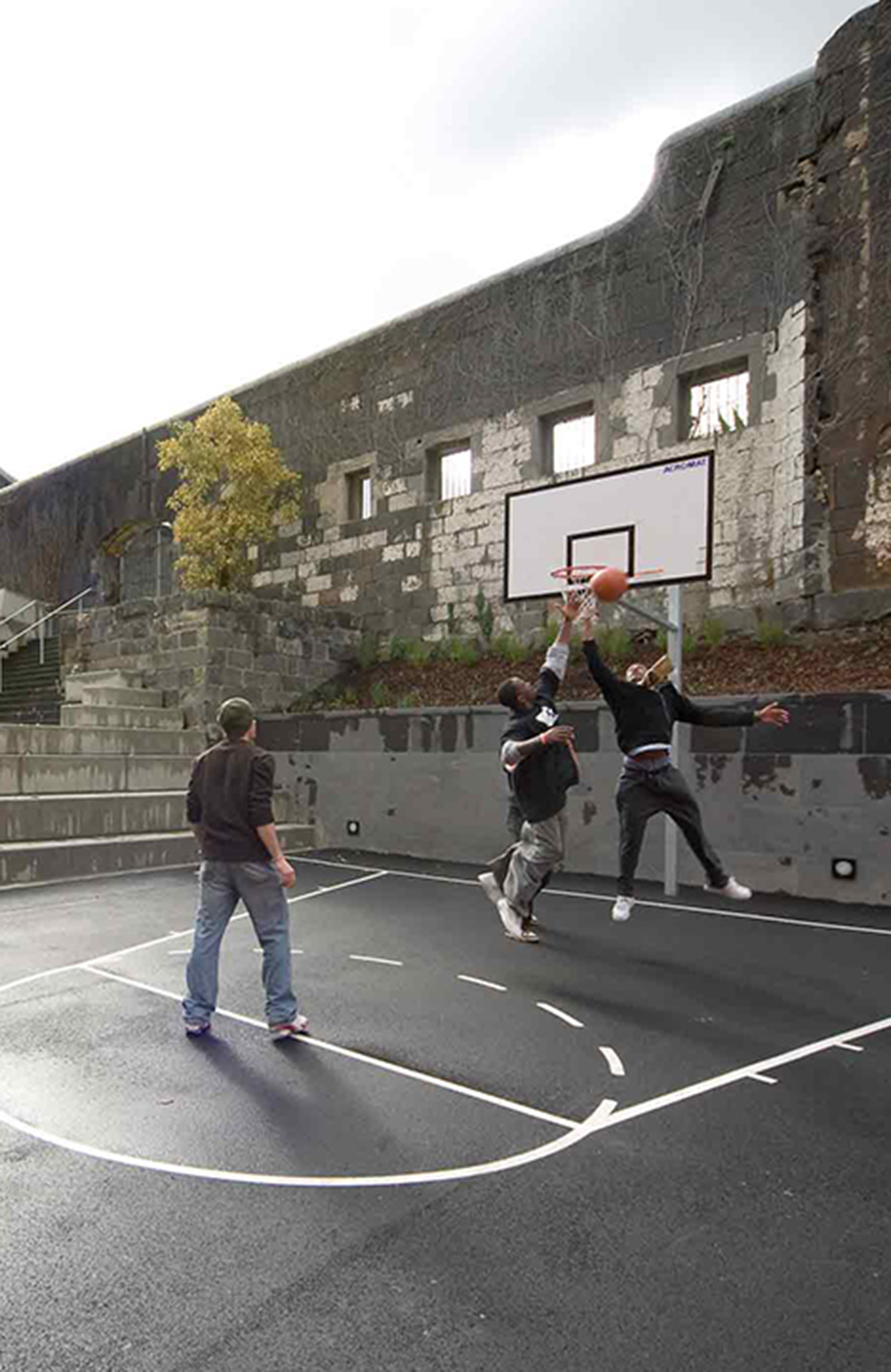 Spela basket med vännerna mellan föreläsningarna på RMIT University i Melbourne