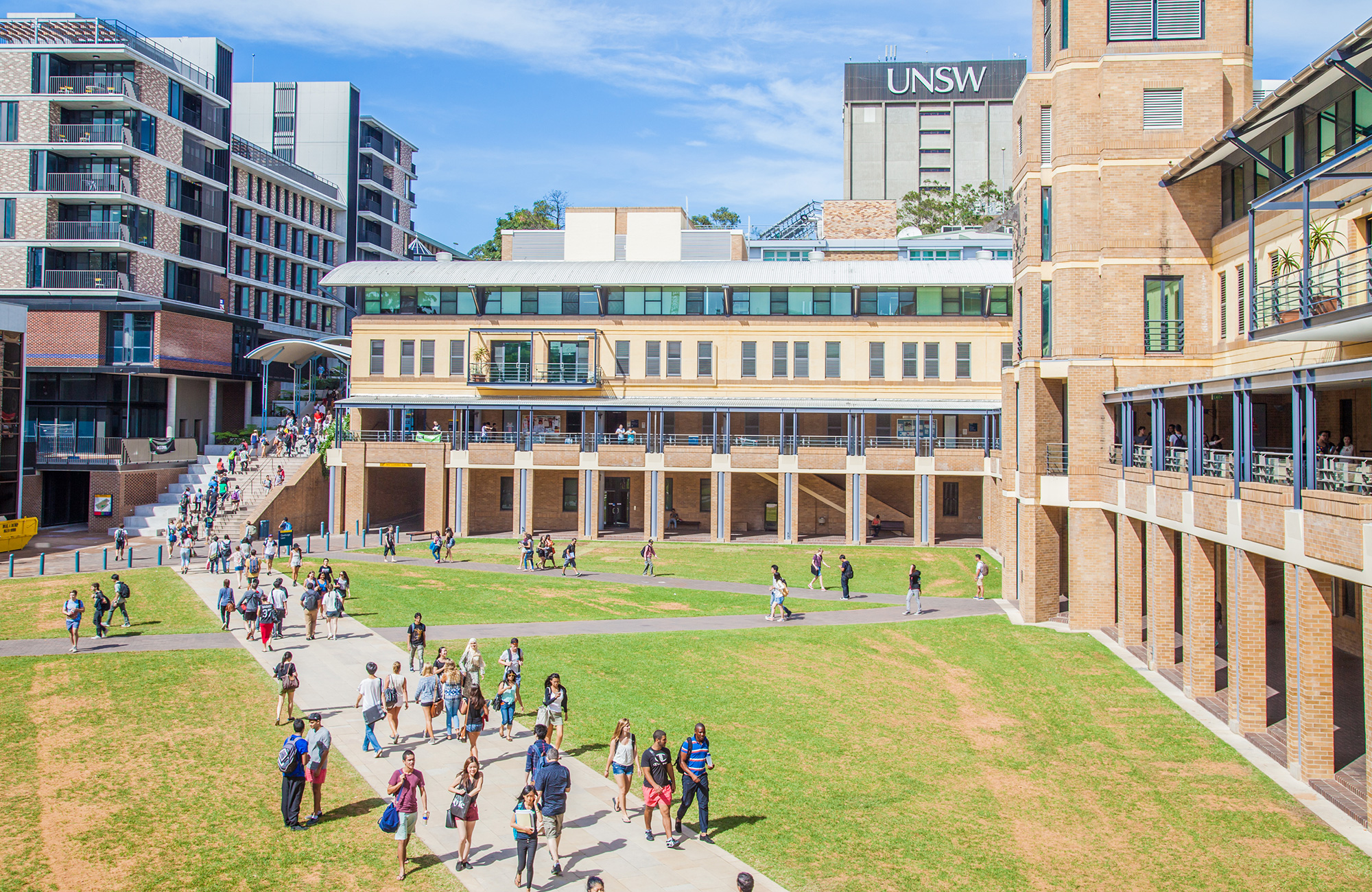 Campus med mängder av studenter vid UNSW Sydney