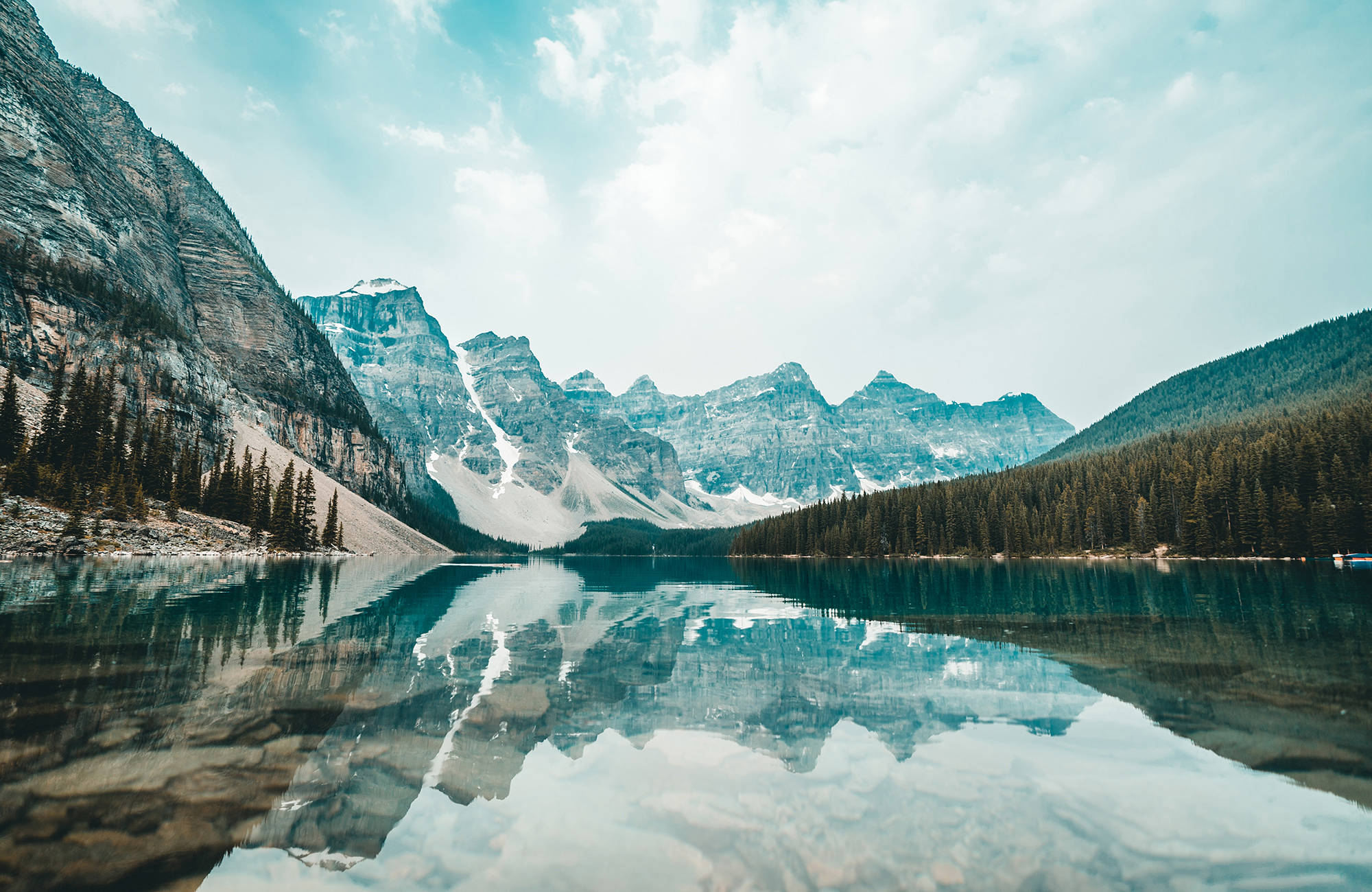 När du inte studerar i Kanada kan du åka till bergen och detta kristallklara vatten