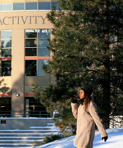 En kvinna på ett snöigt campus i Kamloops