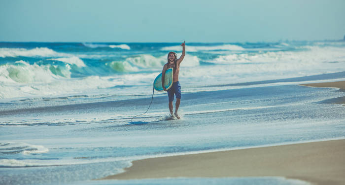 en surfer dude på en strand i melbourne, australien