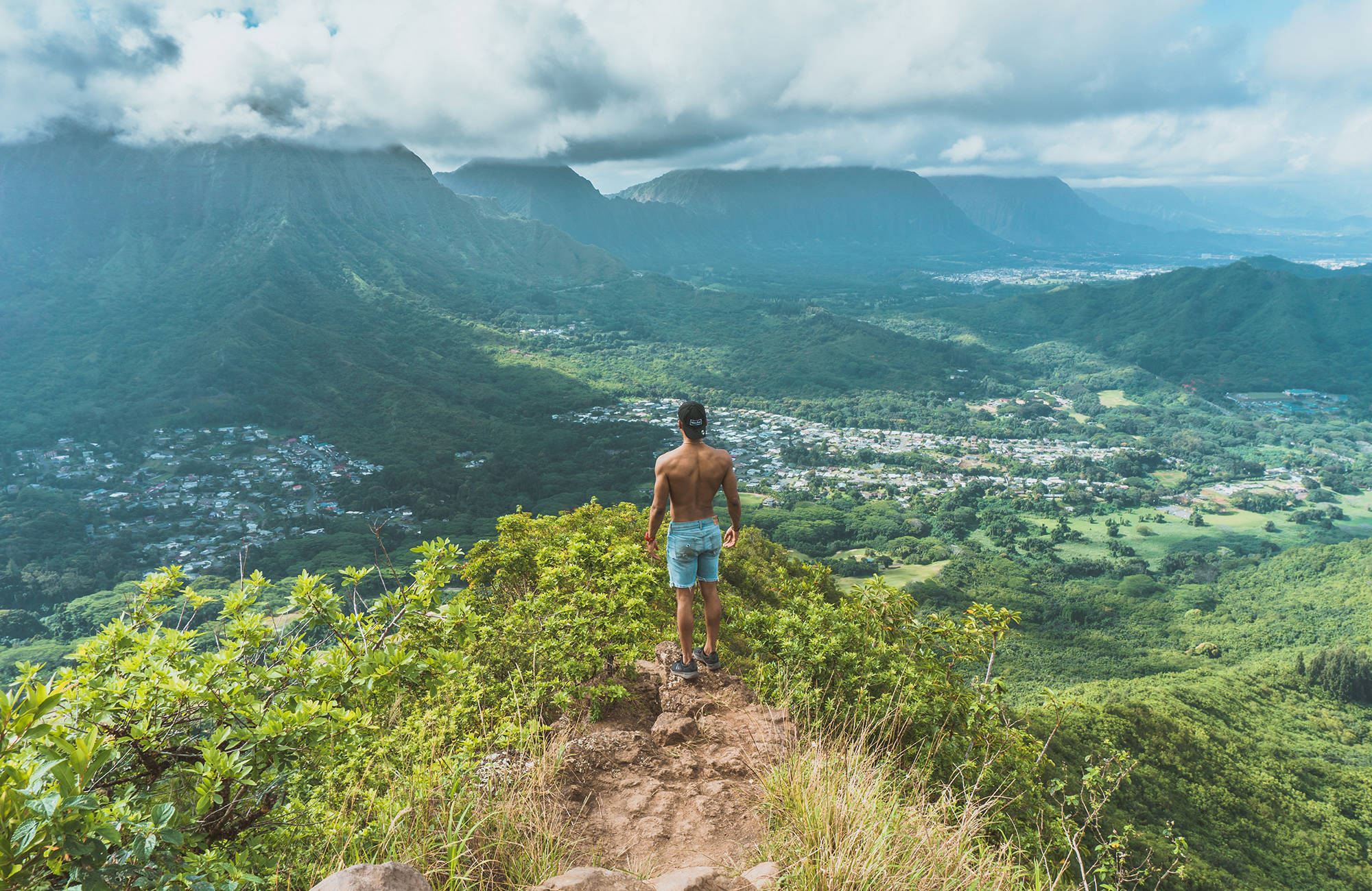 kille på en resa till hawaii vid en utsiktsplats
