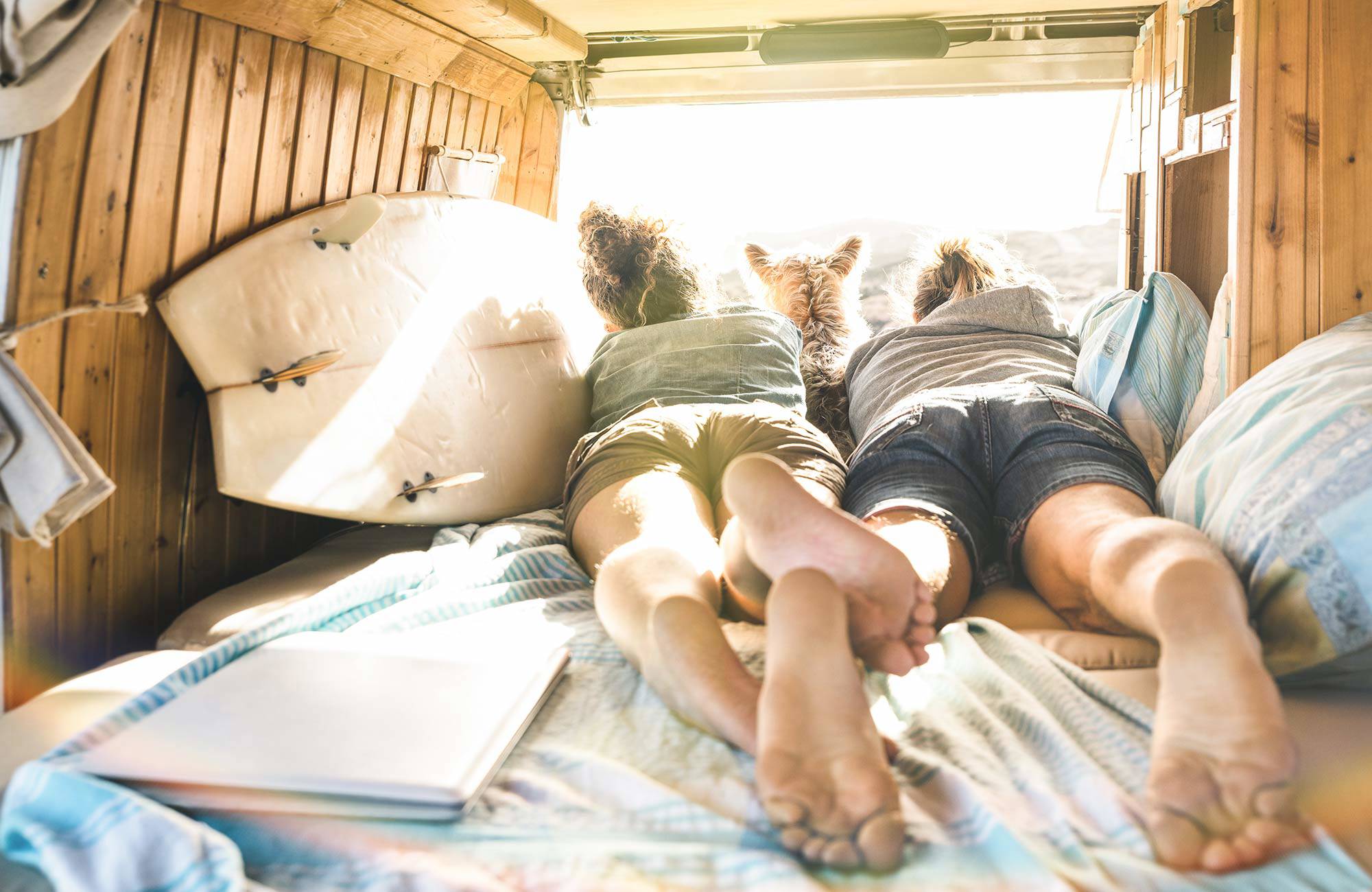Ett par som övernattar i en campervan på roadtrip i USA.
