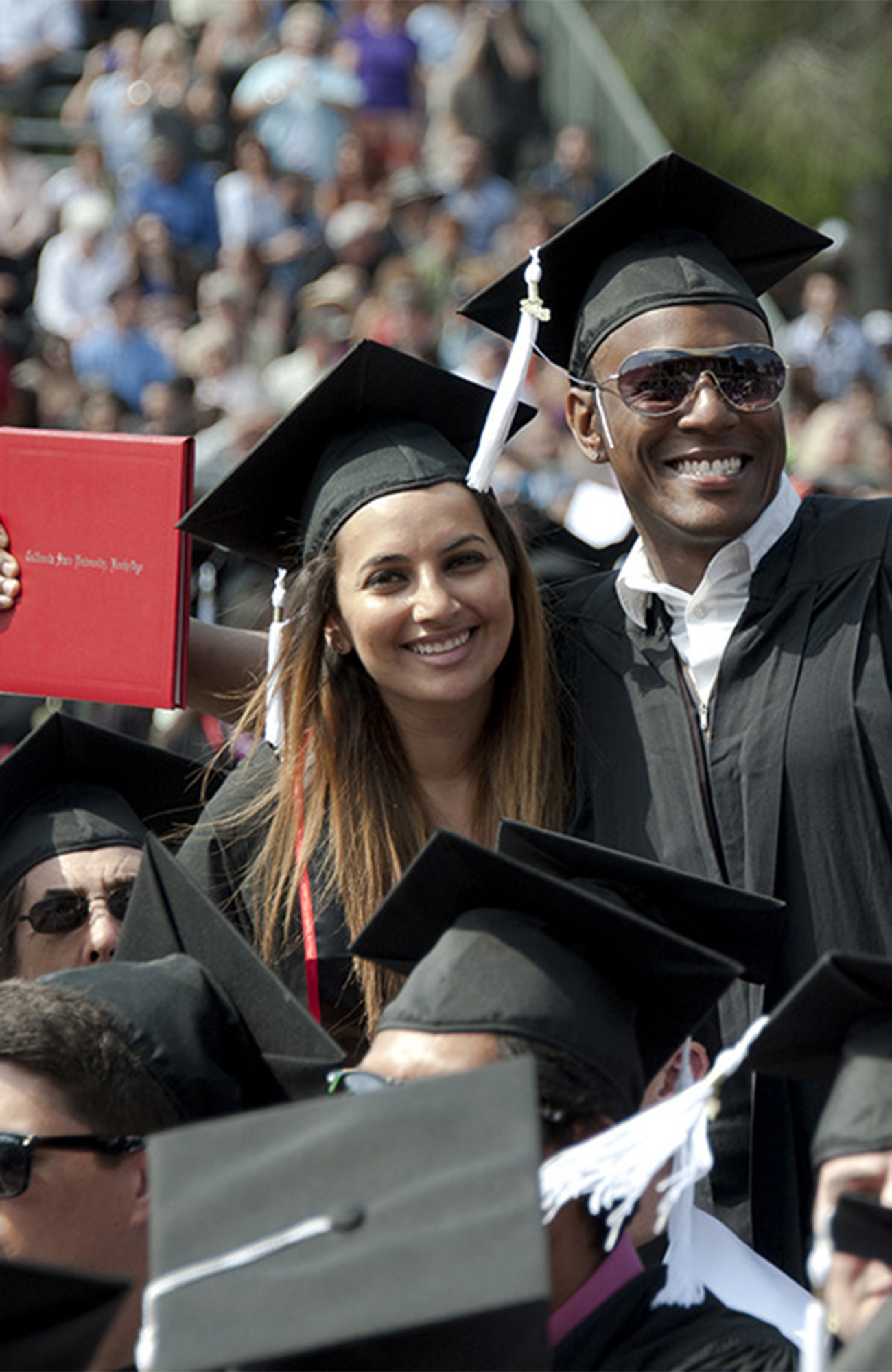 Man och kvinna som tagit examen vid CSUN i Kalifornien.