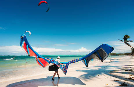 Kitesurfare bär på sin kite på Boracay
