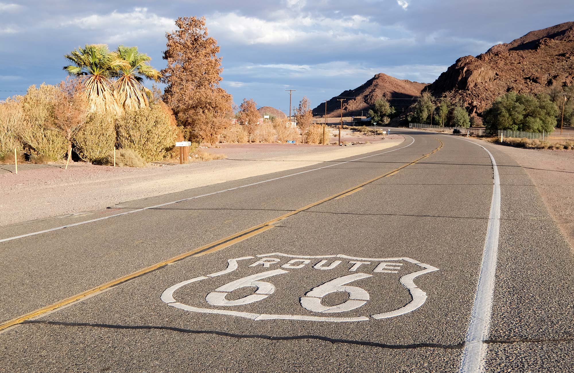 En sträcka längs route 66 genom ett ökenlandskap