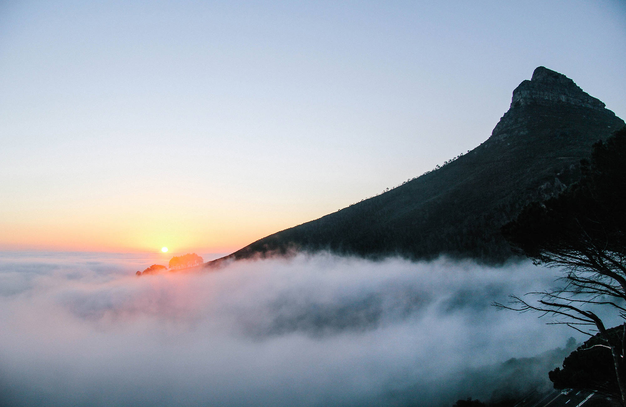 Besök Taffelberget och spana på bergstoppen ovanför molnen under resan till Sydafrika.