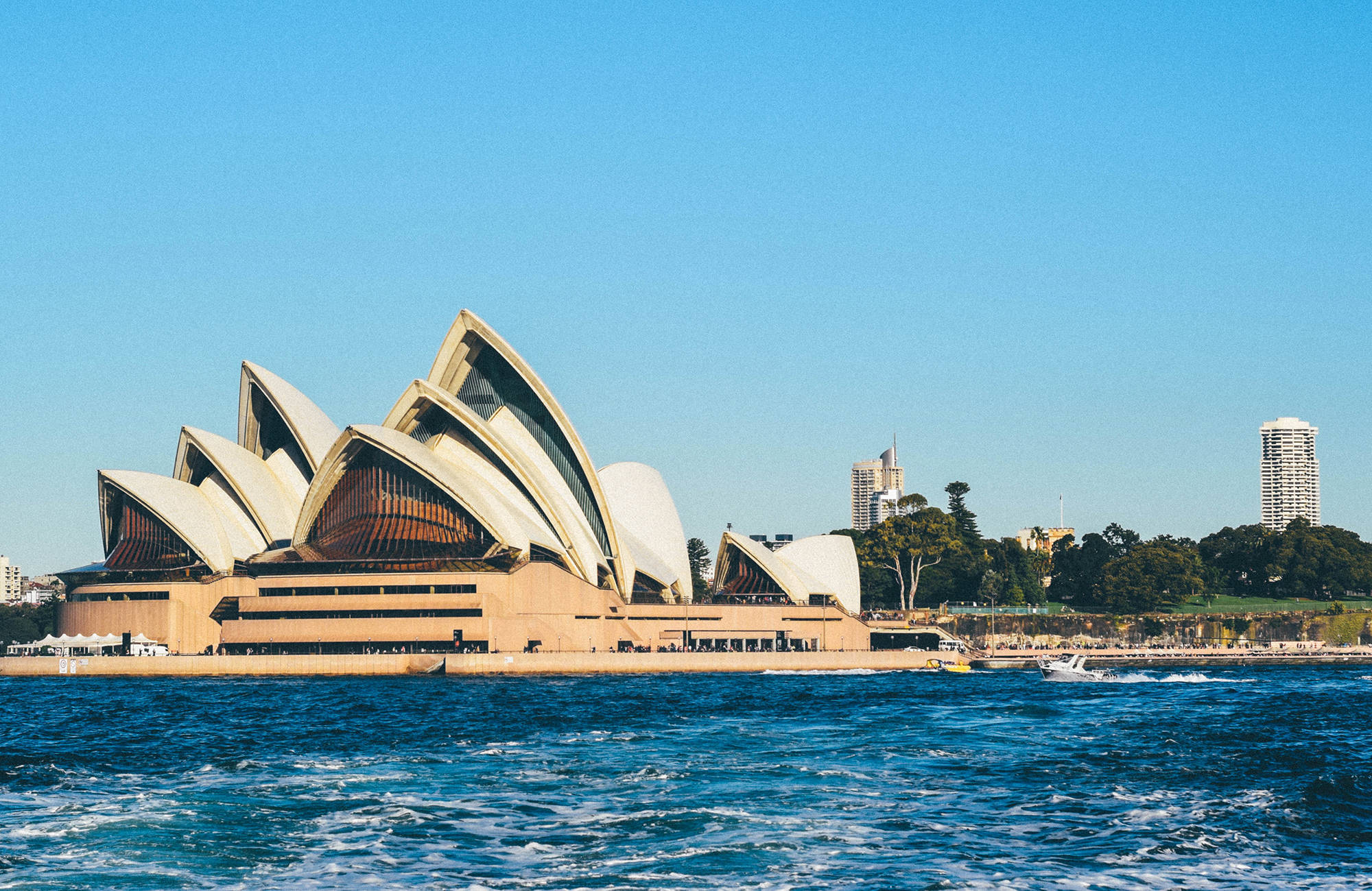 Ta en tur med en båt utanför operahuset när du pluggar i Sydney
