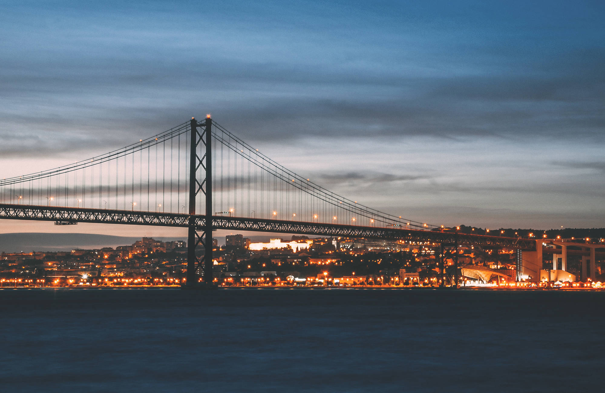 bro i lissabon under en rundresa i portugal