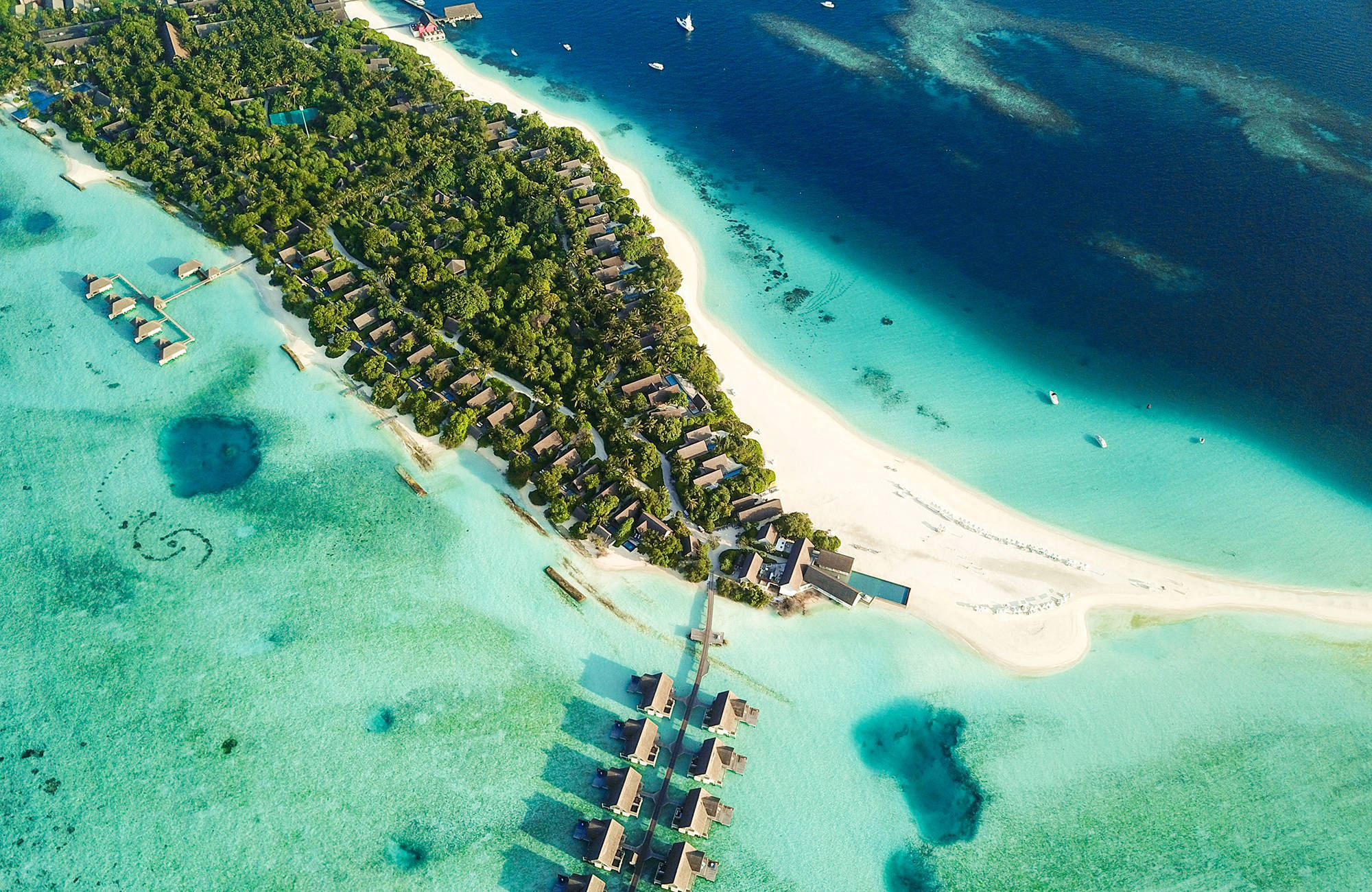 Vy från helikopter över paradisön Maldiverna under en resa i januari.