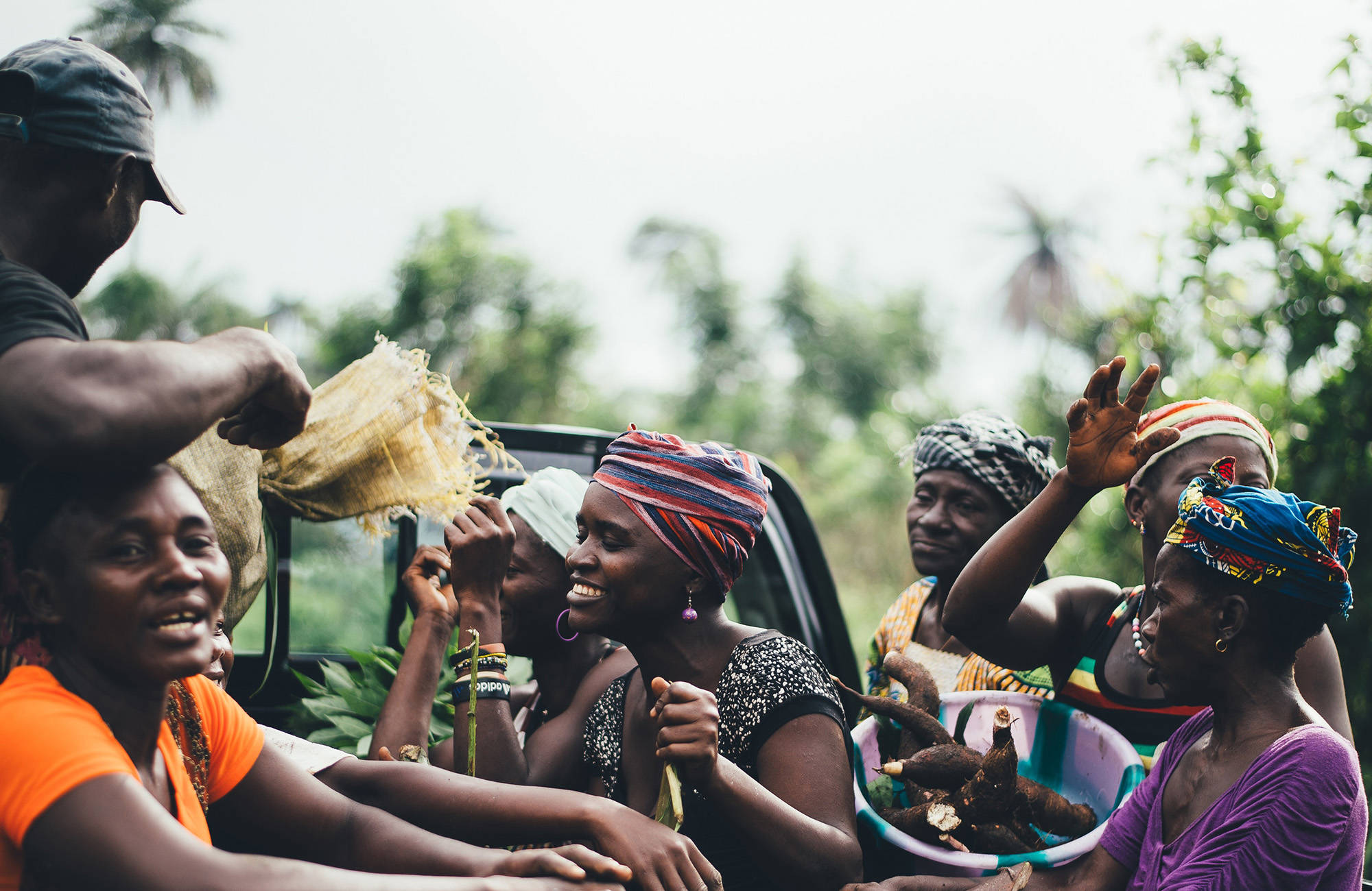 dansande människor under en resa till afrika