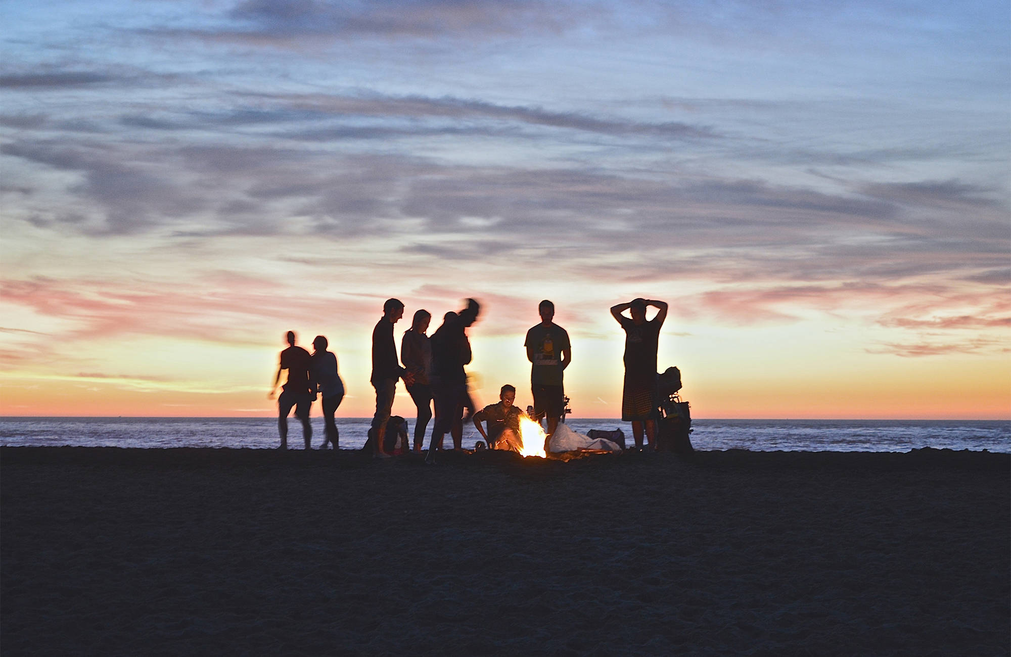 grupp av studenter grillar på strand i san francisco, usa