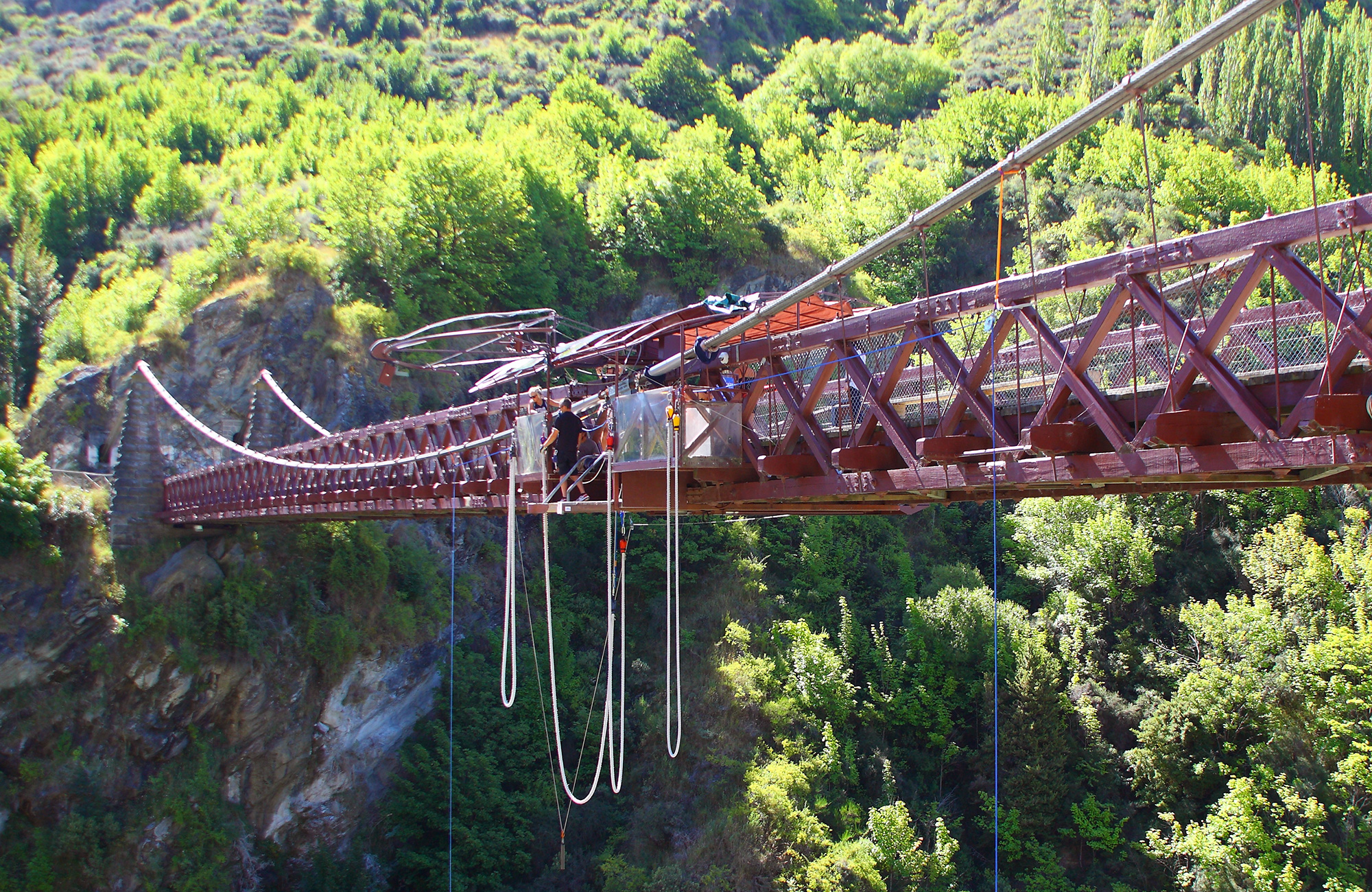 Adrenalinkicken som bungyjump ger är svårslaget. Det är sjukt läskigt innan och ännu mer sjukt värt det efter!