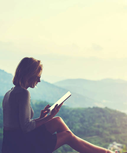 language-course-girl-using-tablet-mountain-view-sidebar