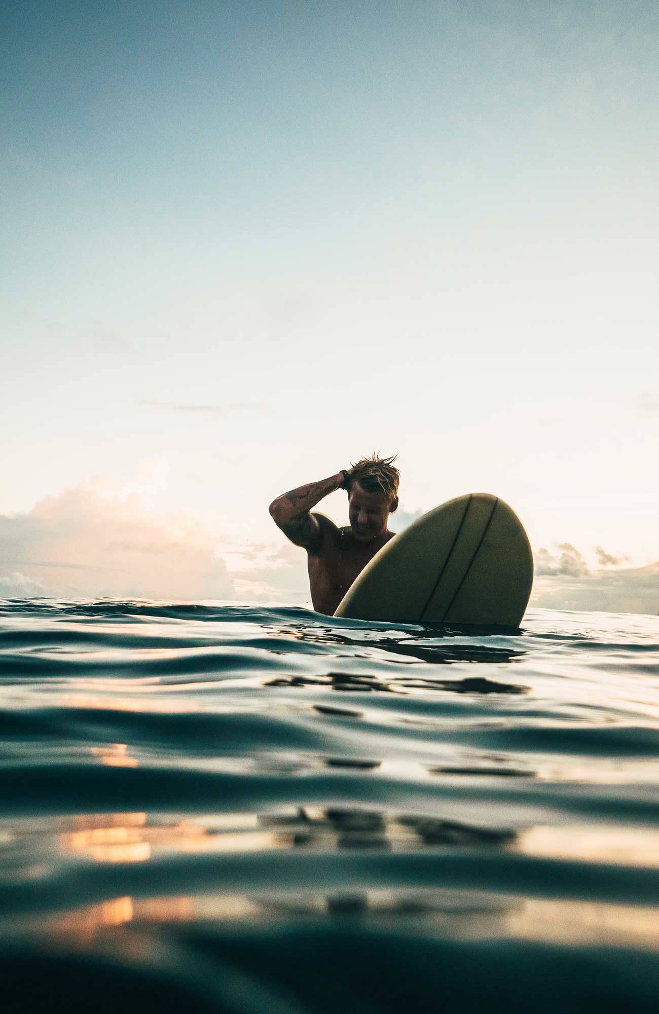 surfing-guy-in-ocean-sidebar