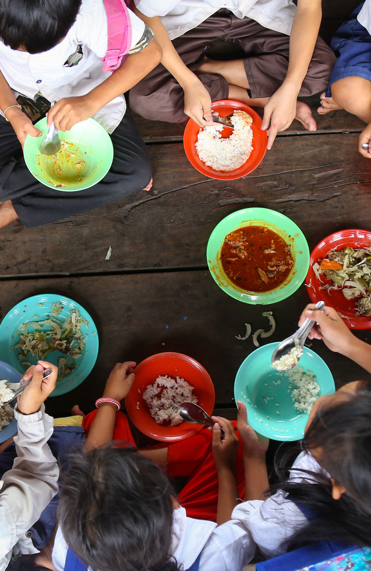 volunteering-asia-cambodja-kids-eating-sidebar