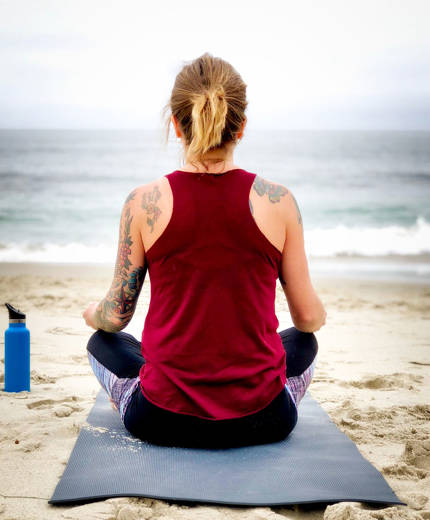 kvainna göra avancerad yogaposition på yoga retreat i thailand