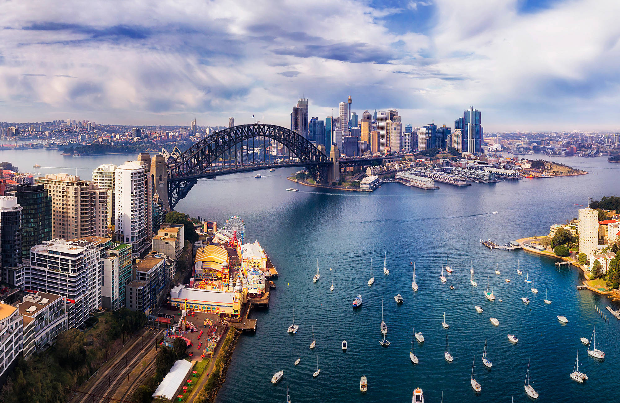Skylinen av en stad och en hamn som du kan plugga i i Australien