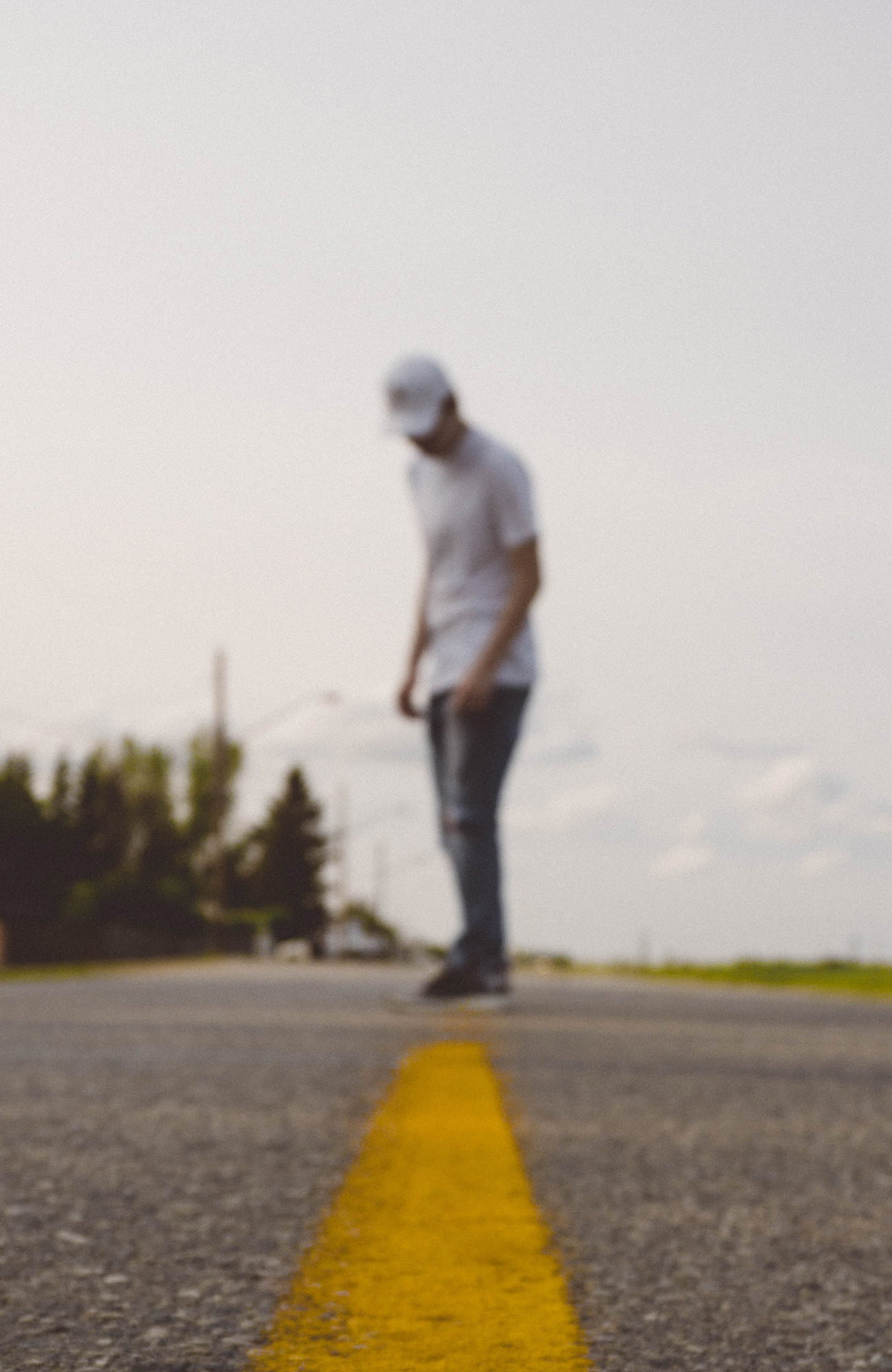 En kille med keps som vill studera i Peterborough i Kanada