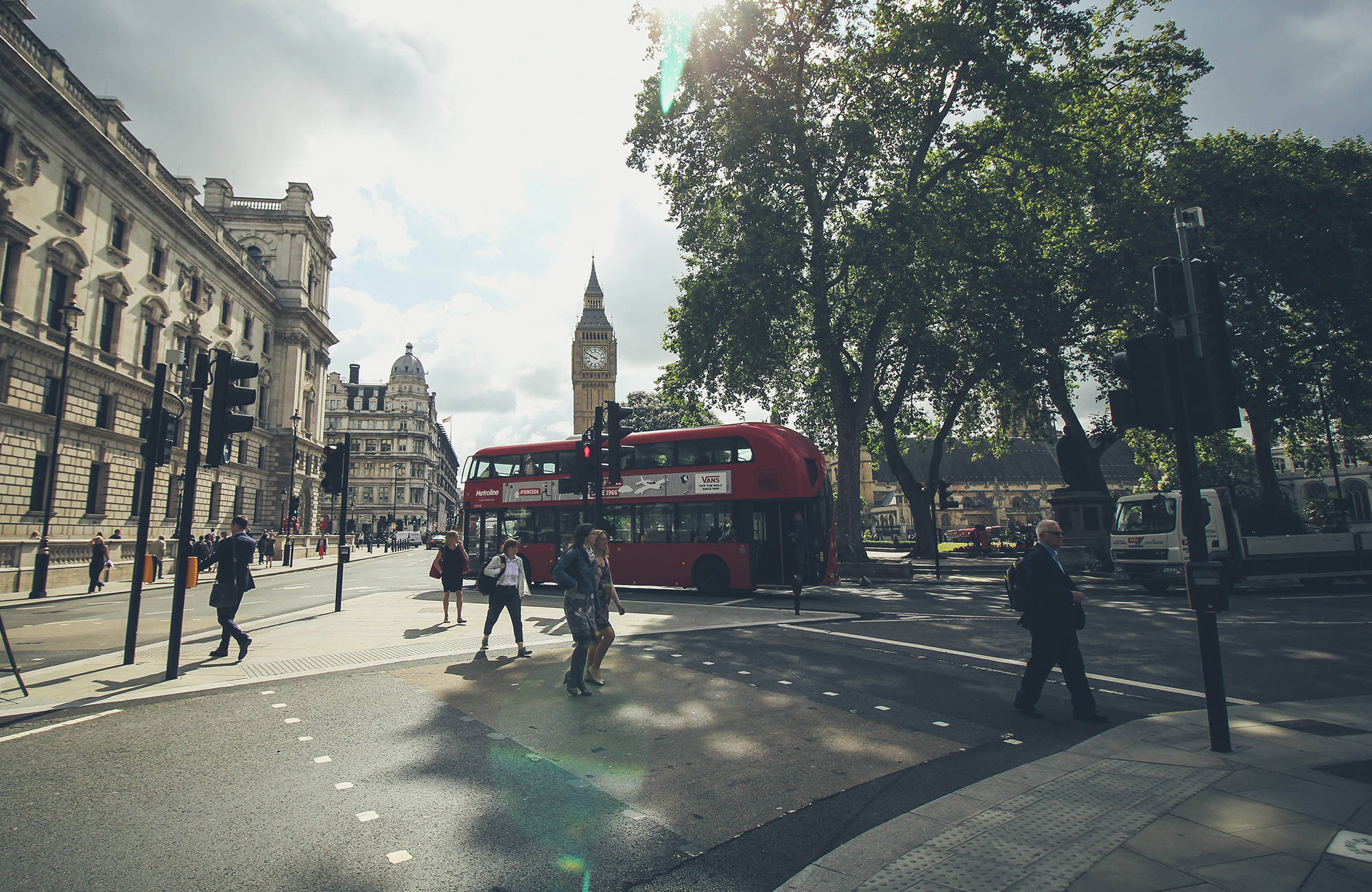 klassisk röd buss i london på en större gata