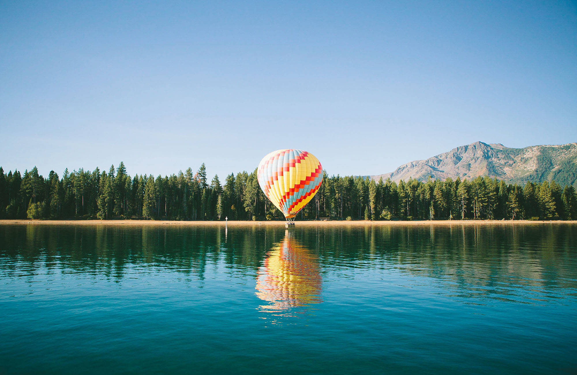 luftballong vid lake tahoe i kalifornien