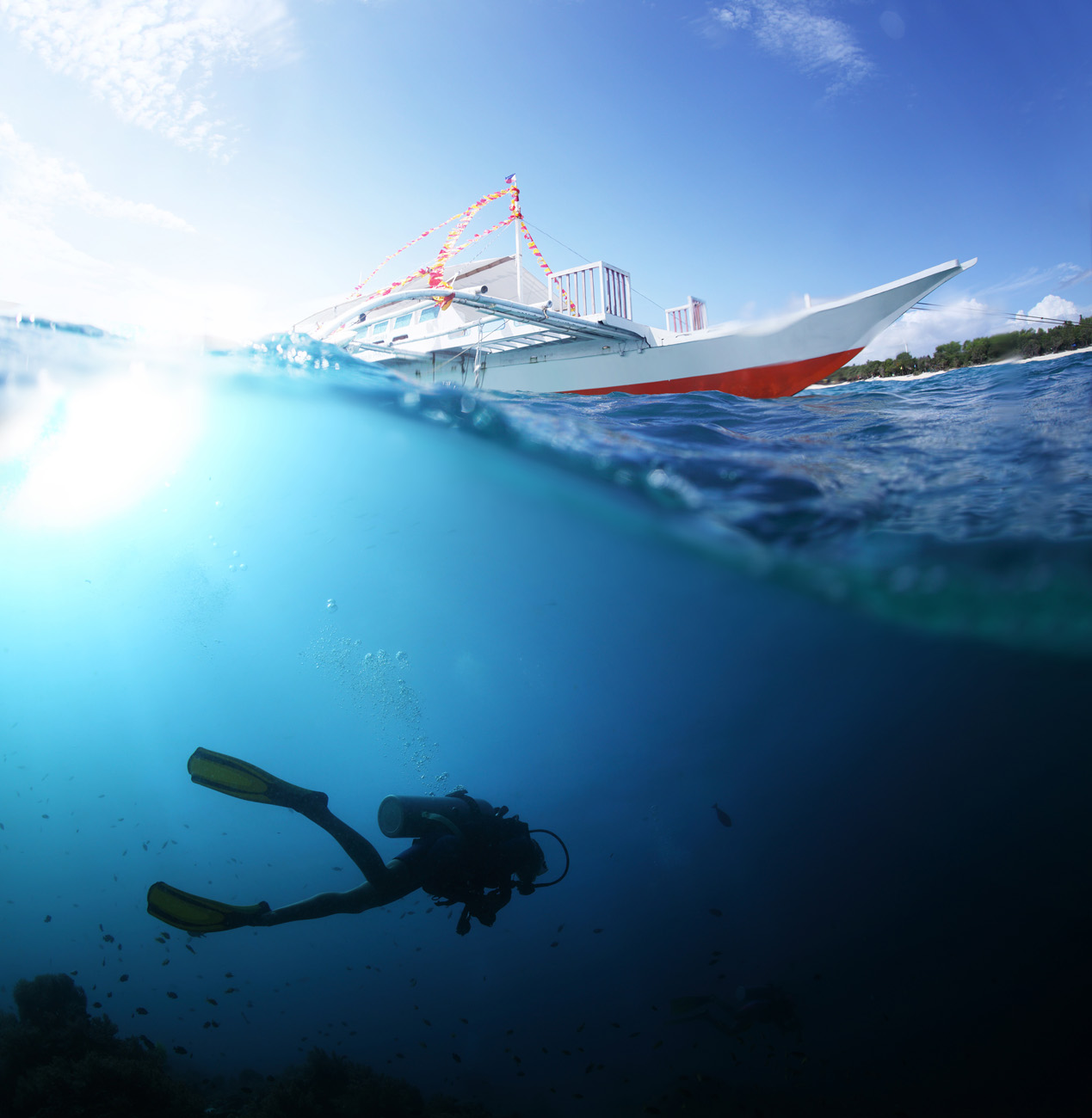 En dykare under vattenytan utanför Tanzanias kust.