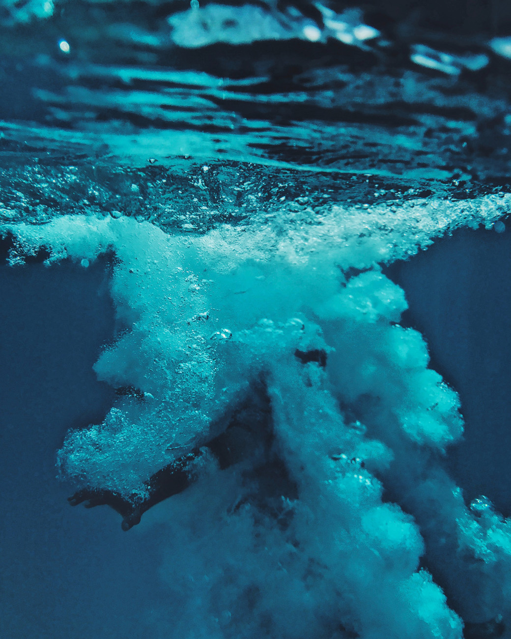 person som hoppar ner i vattnet i costa rica