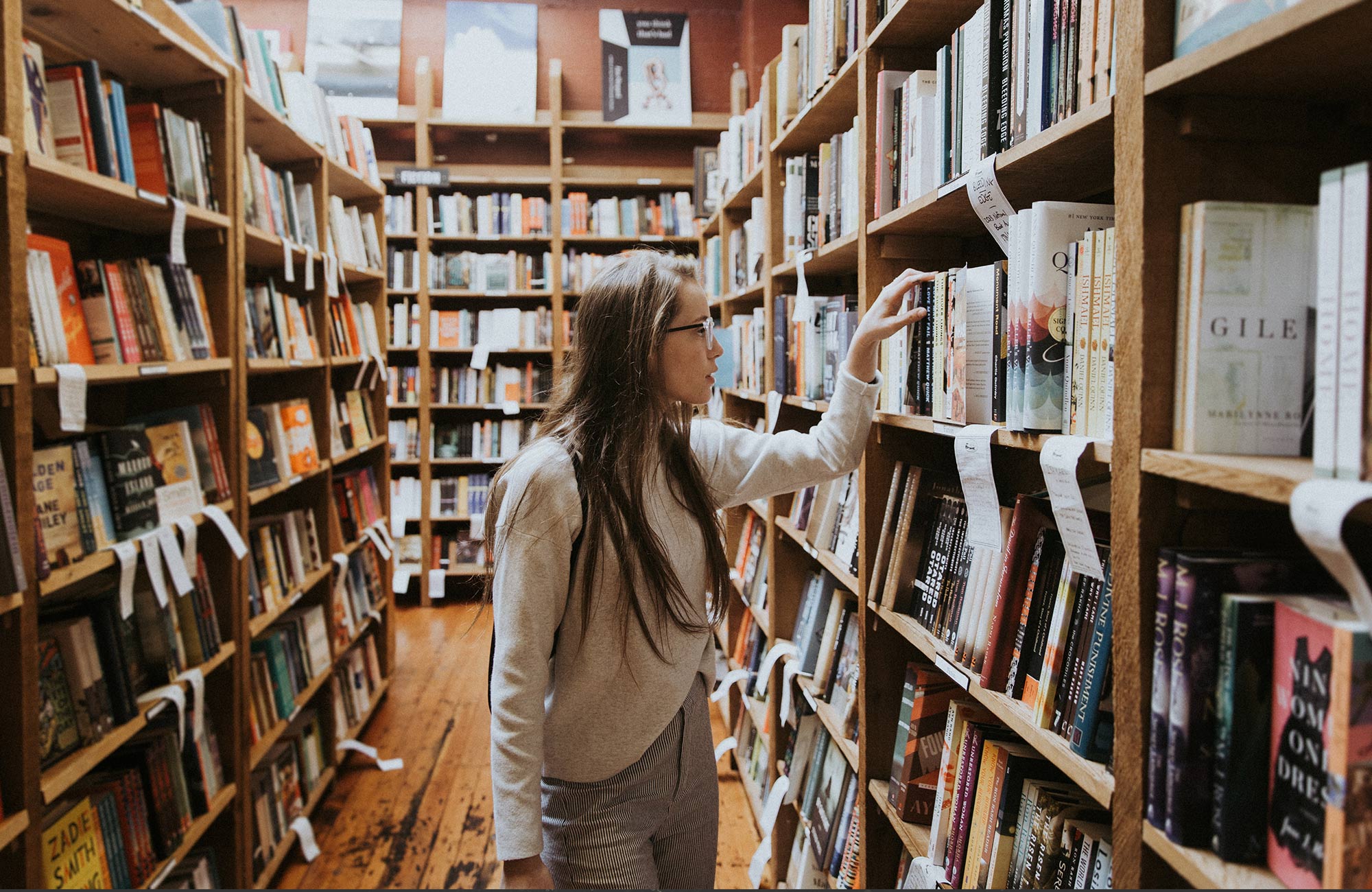 En tjej på ett bibliotek på ett universitet tillhörande Group of Eight