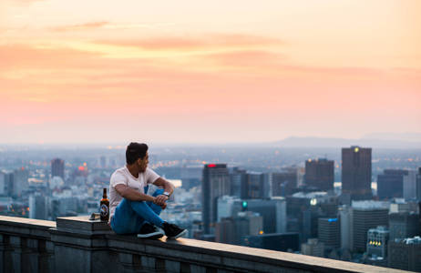 En kille som studerar i Kanada ser ut över utsikten i Montreal.