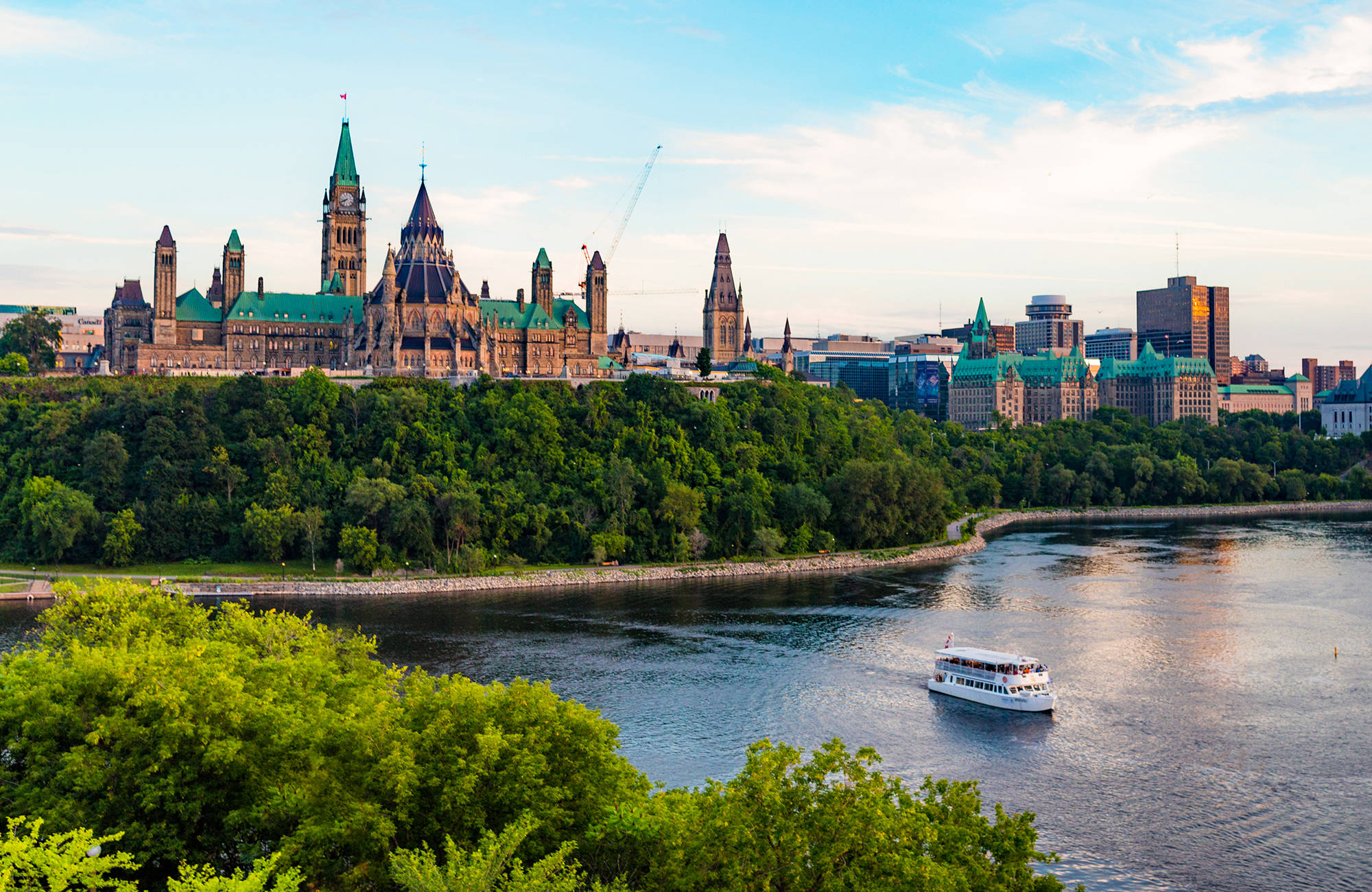 Vy över floden och parlamentet i Ottawa.