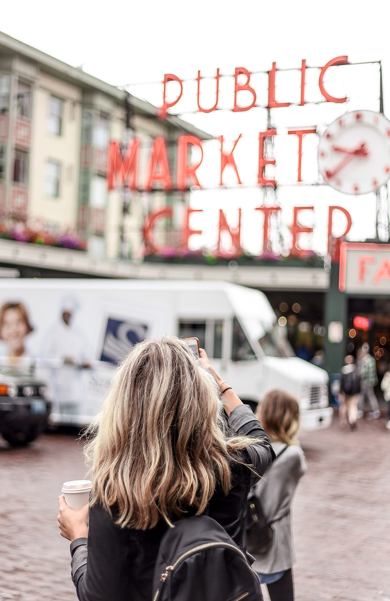 Student tar kort på en marknad i Seattle 