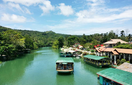 En kanal med båtar vid Cebu Island