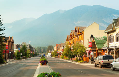 en stad bland bergen i kanada