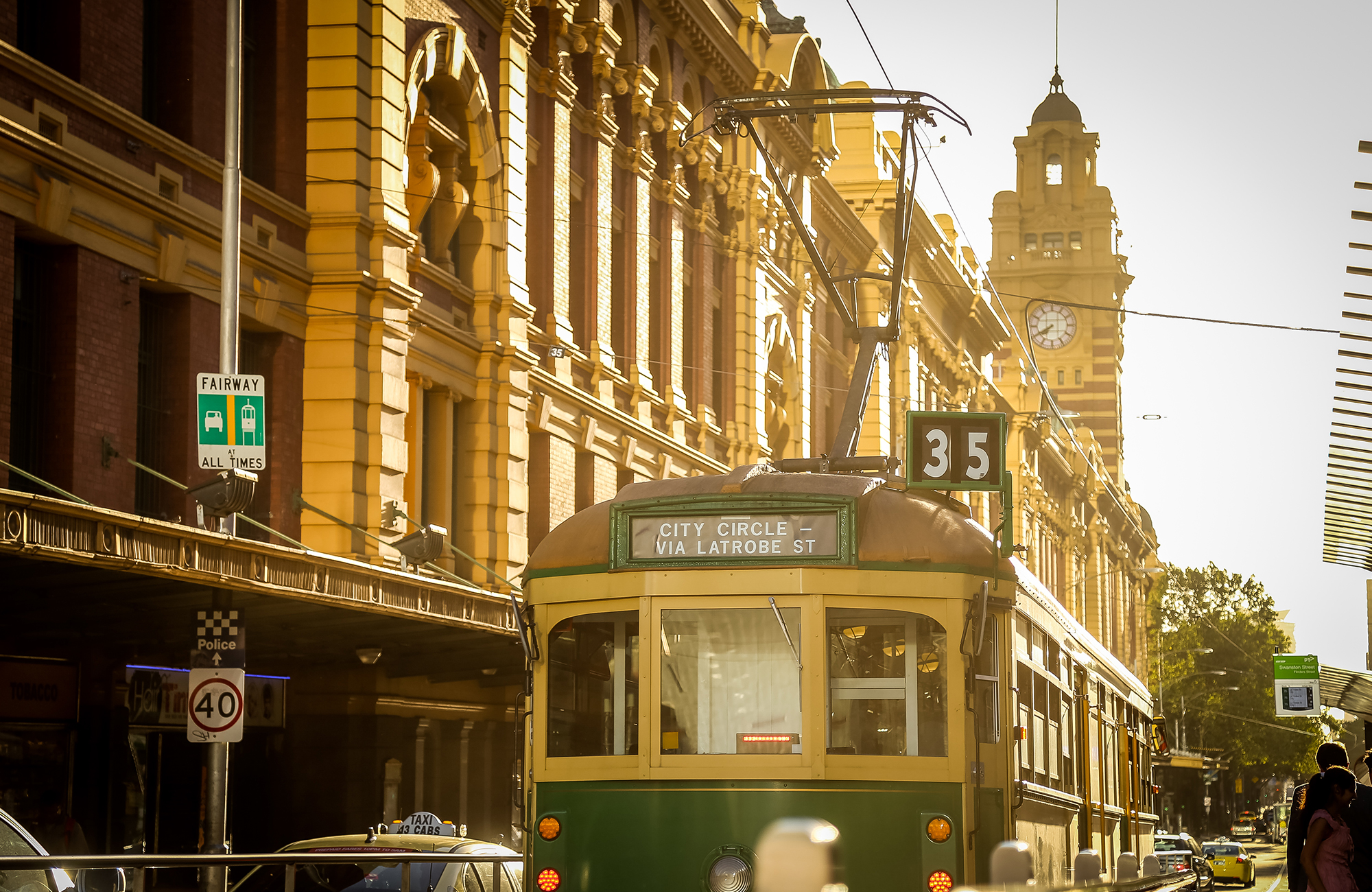 spårvagn i motljus under en resa till melbourne