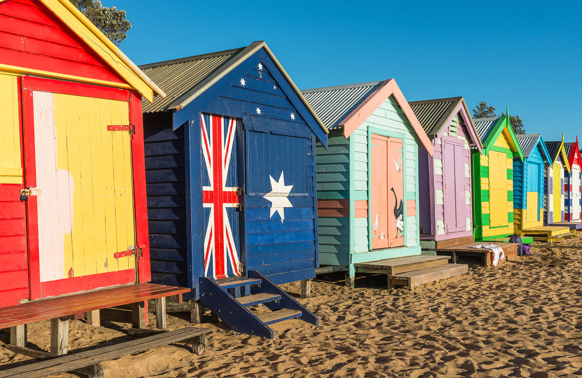 Färgglada badhytter på en strand som du kan besöka vid studier i Melbourne