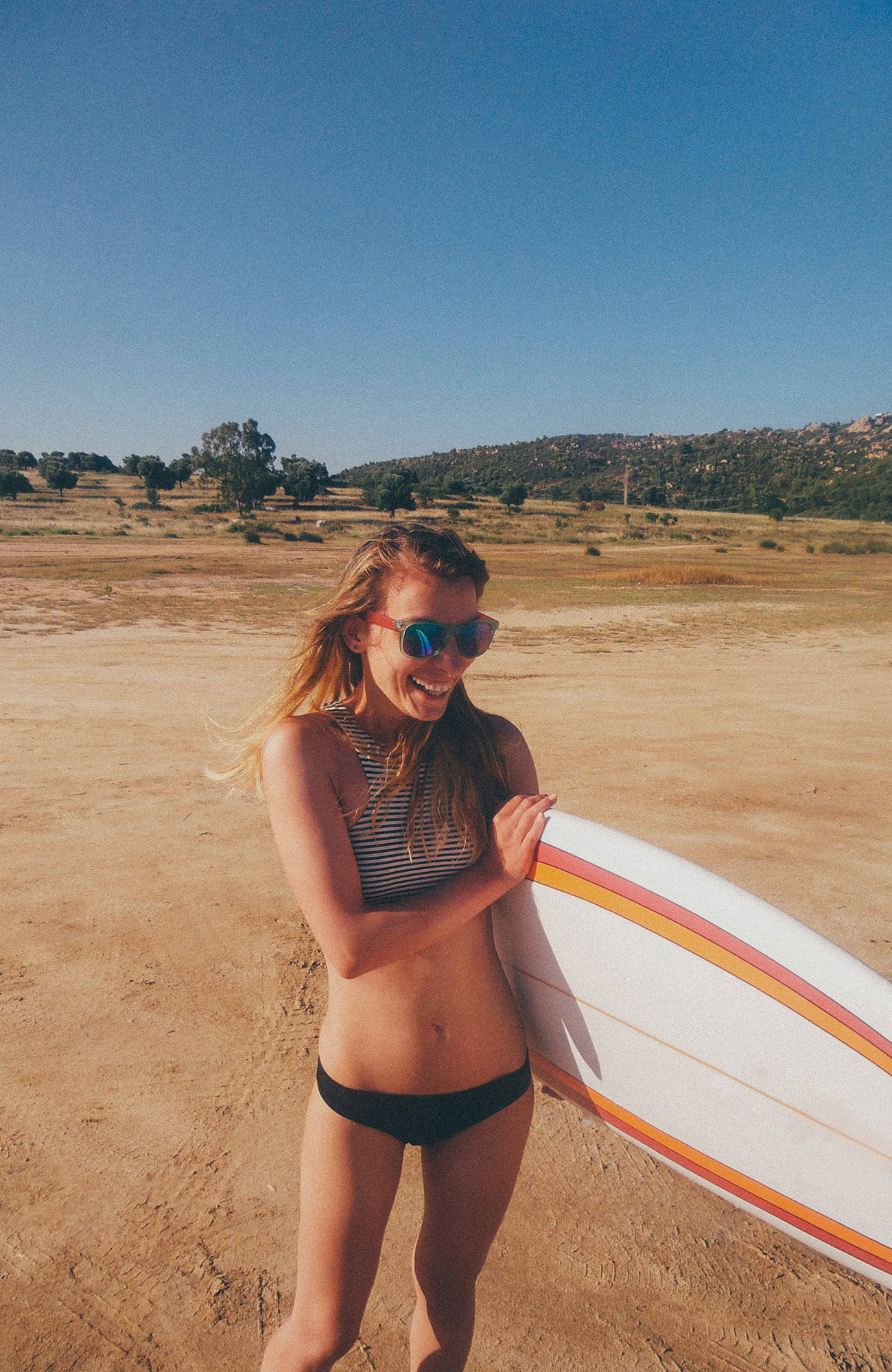 travel-inspiration-smiling-surfer-girl