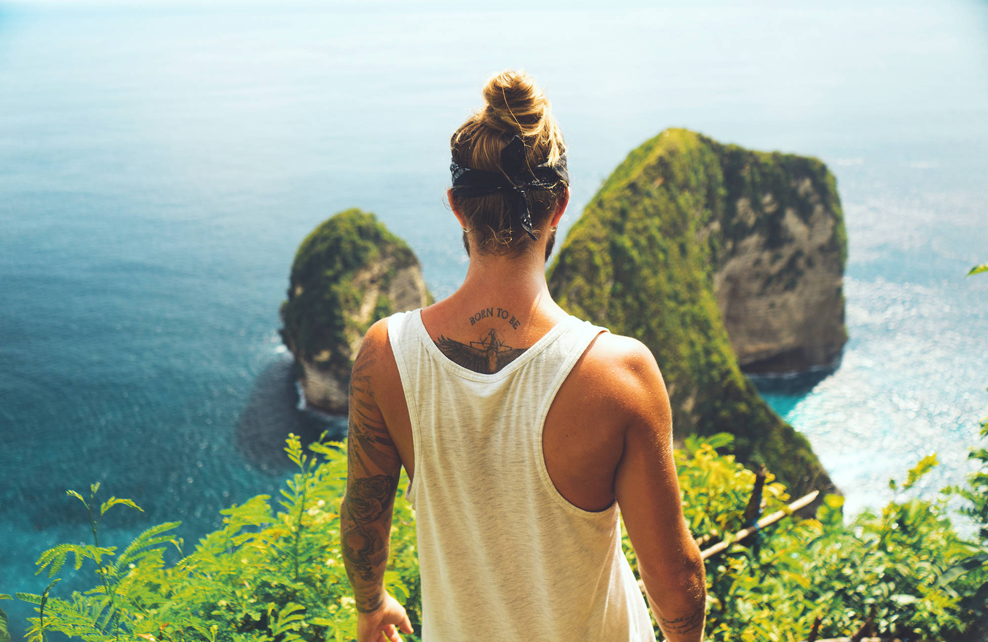 En man blickar ut över vackra öar under en resa i juni i Indonesien.
