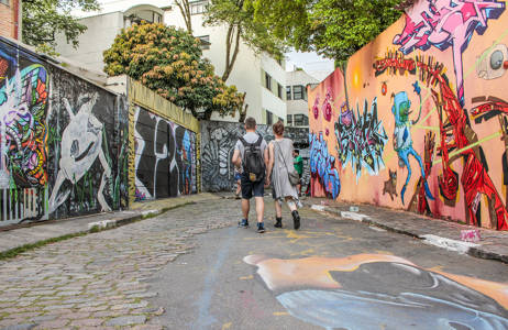 graffitimålade väggar i sao paulo under en resa till brasilien