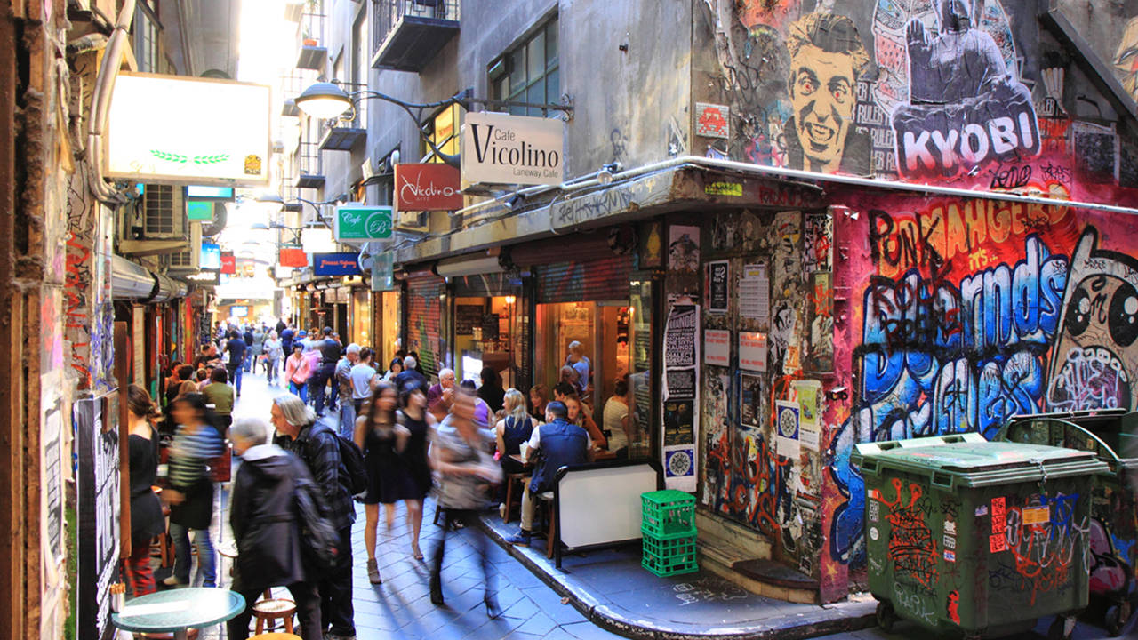 Att plugga i Melbourne innebär shopping på dessa graffitiklädda gator