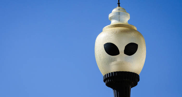 new-mexico-roswell-alien-lamppost-cover