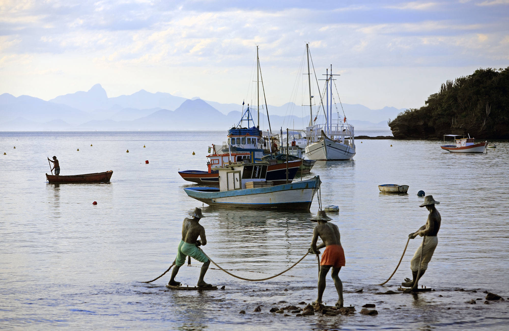 Fiskare och fiskebåtar i Brasilien.