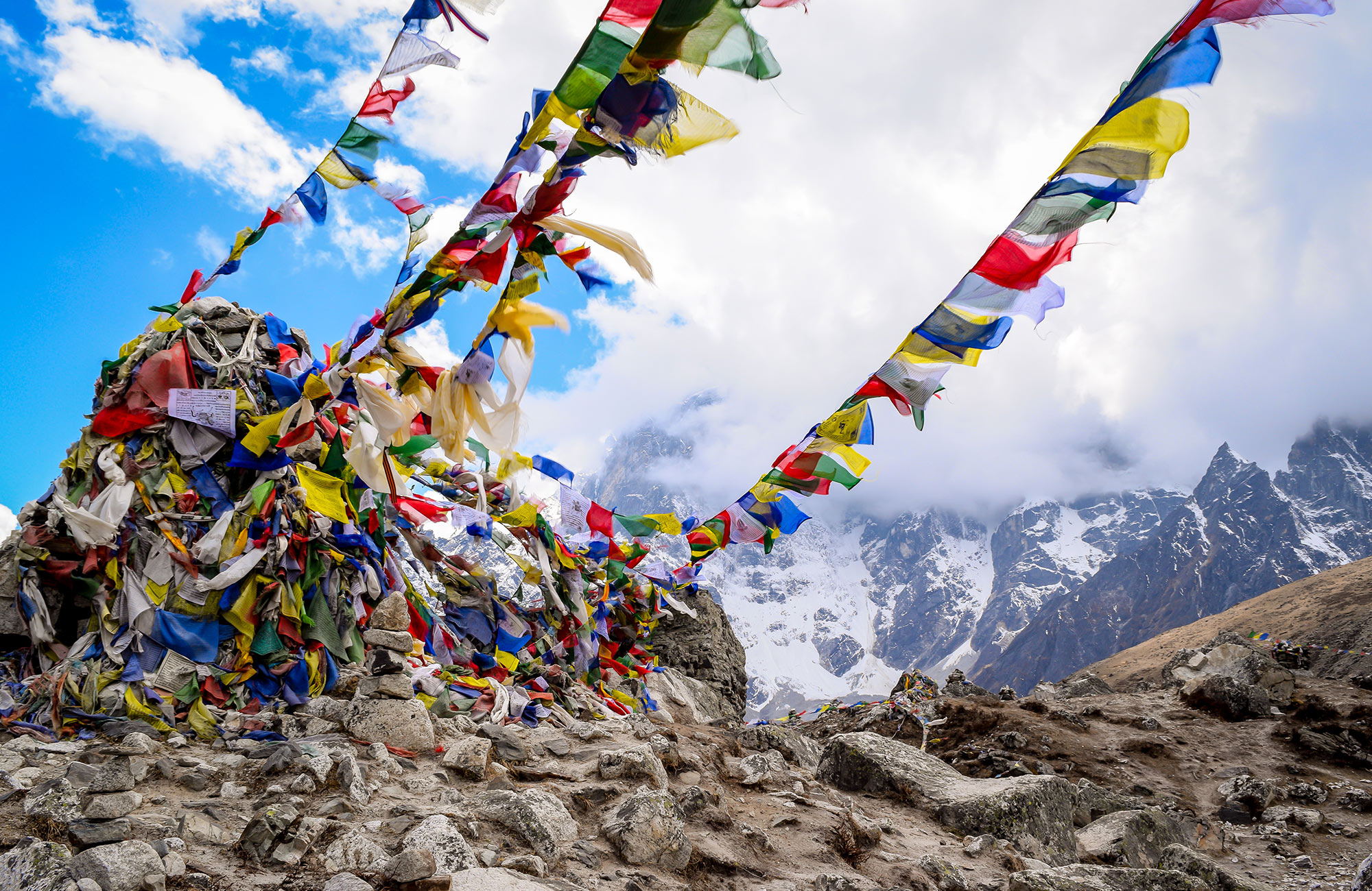 mount-everest-nepal-lobuche-flags